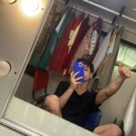 Kevsho Instagram – creo que en el último tiempo se puso de moda escribir poco en instagram, ya sea por la sensación de que nadie lo va a leer porque vivimos acelerados o por la inseguridad de compartir un pedacito de lo que somos. pero desde que tengo memoria la escritura siempre fue la manera más genuina que tuve para expresar todo lo que siento y creo que este posteo lo amerita. hace unas semanas finalizó el rodaje de mi primera película y recién ahora estoy bajando toda la data. en parte porque al otro día de terminar estaba viajando a uruguay para filmar una serie y en parte porque fue ese tipo de experiencias que necesitas tiempo para procesar. si le contara todo lo que está viviendo al kevin de 13 años que iba a clases extracurriculares de teatro en el colegio o al kevin de 15 años que se animó a ir a un taller de teatro con otros adolescentes (superando así una timidez enorme) o al kevin de 18 años que trabajaba como cajero en un mcdonalds estoy seguro que no lo podría creer. se me caen las lágrimas de tan solo pensarlo. y una vez más, pude corroborar lo mucho que disfruto actuar. pero no solamente de actuar y ya, pude darme cuenta lo mucho que disfruto estar en un set: aprender de iluminación, continuidad, cámaras, claqueta, etc etc etc. me fascina el mundo del cine y las series. sobre la película ya les contaré un poquito más cuando estemos cerca del estreno, por lo pronto sólo decirles que van a poder verme protagonizar una película en cines el año que viene. y si, lo escribo y todavía me cuesta creerlo. si quieren pueden seguir la cuenta de ig para estar al tanto de todo @29horasymedia 🎬 los quiero mucho y gracias por acompañarme durante tantos años, ustedes son testigos de todo este camino 🥹🫶🏼
