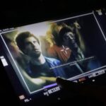 Kevsho Instagram – creo que en el último tiempo se puso de moda escribir poco en instagram, ya sea por la sensación de que nadie lo va a leer porque vivimos acelerados o por la inseguridad de compartir un pedacito de lo que somos. pero desde que tengo memoria la escritura siempre fue la manera más genuina que tuve para expresar todo lo que siento y creo que este posteo lo amerita. hace unas semanas finalizó el rodaje de mi primera película y recién ahora estoy bajando toda la data. en parte porque al otro día de terminar estaba viajando a uruguay para filmar una serie y en parte porque fue ese tipo de experiencias que necesitas tiempo para procesar. si le contara todo lo que está viviendo al kevin de 13 años que iba a clases extracurriculares de teatro en el colegio o al kevin de 15 años que se animó a ir a un taller de teatro con otros adolescentes (superando así una timidez enorme) o al kevin de 18 años que trabajaba como cajero en un mcdonalds estoy seguro que no lo podría creer. se me caen las lágrimas de tan solo pensarlo. y una vez más, pude corroborar lo mucho que disfruto actuar. pero no solamente de actuar y ya, pude darme cuenta lo mucho que disfruto estar en un set: aprender de iluminación, continuidad, cámaras, claqueta, etc etc etc. me fascina el mundo del cine y las series. sobre la película ya les contaré un poquito más cuando estemos cerca del estreno, por lo pronto sólo decirles que van a poder verme protagonizar una película en cines el año que viene. y si, lo escribo y todavía me cuesta creerlo. si quieren pueden seguir la cuenta de ig para estar al tanto de todo @29horasymedia 🎬 los quiero mucho y gracias por acompañarme durante tantos años, ustedes son testigos de todo este camino 🥹🫶🏼