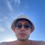 Kevsho Instagram – siempre fui una persona que prefiere más el frío, pero tengo que admitir que en este momento estoy conectando mucho con el verano y hace años no me pasaba. la playa, pasar mucho tiempo en el mar como cuando era chiquito, el protector solar, los atardeceres, la joda, compartir con mis vínculos, estar viviendo por un tiempo en la ciudad donde viví toda mi vida, los amaneceres, todo. se siente lindo y quería dejarlo por escrito. 🫶🏼 Mar del Plata, Argentina