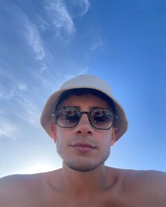 Kevsho Instagram - siempre fui una persona que prefiere más el frío, pero tengo que admitir que en este momento estoy conectando mucho con el verano y hace años no me pasaba. la playa, pasar mucho tiempo en el mar como cuando era chiquito, el protector solar, los atardeceres, la joda, compartir con mis vínculos, estar viviendo por un tiempo en la ciudad donde viví toda mi vida, los amaneceres, todo. se siente lindo y quería dejarlo por escrito. 🫶🏼 Mar del Plata, Argentina