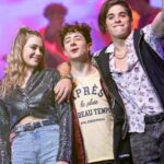 Kevsho Instagram - probablemente no debe existir sensación más linda que la de ser consciente que estás cumpliendo un sueño y eso me pasó el sábado. ahí estaba yo (y un elenco hermoso) actuando, cantando y bailando en el teatro gran rex 🥹. ojalá pudiera poner en palabras lo que estoy sintiendo, pero simplemente a veces no se puede. si me siguen hace mucho sabrán lo importante que es para mí lo que estoy viviendo y voy a repetir lo que les digo siempre porque yo pensaba que era mentira pero no lo es. SUEÑEN. así en mayúscula, en grande. sueñen y trabajen por sus sueños. si yo pude, siendo de mar del plata, sin tener contactos, sin nada. ustedes también 🥲. entrelazados live! que show increíble, que experiencia inolvidable. gracias @battistamina y @arieldelmastro por dirigirnos y guiarnos como lo hicieron, que lindo aprender de ustedes. gracias @nanipochu y @ninairaolagoitia por lograr esas coreografías y puestas tremendas. gracias @ozonoproducciones por ser tan profesionales y armar semejante show en tan poco tiempo. gracias al elenco y bailarines que compartimos tantas horas estas últimas semanas por estar siempre ya sea para ayudar, motivar, enseñar, reír, abrazar, todo. gracias a toda la familia Disney, realmente amo ser parte y soy feliz aprendiendo de la mano de ustedes. y por último, gracias a todos los fans de la serie y a los que me conocen de antes también, por ser tan incondicionales y bancarme en todas, jamás voy a poder agradecer tanto amor. se nos viene la segunda temporada, prepárense que el final de esta historia todavía no está escrito ⏳ Teatro Gran Rex