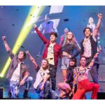 Kevsho Instagram - probablemente no debe existir sensación más linda que la de ser consciente que estás cumpliendo un sueño y eso me pasó el sábado. ahí estaba yo (y un elenco hermoso) actuando, cantando y bailando en el teatro gran rex 🥹. ojalá pudiera poner en palabras lo que estoy sintiendo, pero simplemente a veces no se puede. si me siguen hace mucho sabrán lo importante que es para mí lo que estoy viviendo y voy a repetir lo que les digo siempre porque yo pensaba que era mentira pero no lo es. SUEÑEN. así en mayúscula, en grande. sueñen y trabajen por sus sueños. si yo pude, siendo de mar del plata, sin tener contactos, sin nada. ustedes también 🥲. entrelazados live! que show increíble, que experiencia inolvidable. gracias @battistamina y @arieldelmastro por dirigirnos y guiarnos como lo hicieron, que lindo aprender de ustedes. gracias @nanipochu y @ninairaolagoitia por lograr esas coreografías y puestas tremendas. gracias @ozonoproducciones por ser tan profesionales y armar semejante show en tan poco tiempo. gracias al elenco y bailarines que compartimos tantas horas estas últimas semanas por estar siempre ya sea para ayudar, motivar, enseñar, reír, abrazar, todo. gracias a toda la familia Disney, realmente amo ser parte y soy feliz aprendiendo de la mano de ustedes. y por último, gracias a todos los fans de la serie y a los que me conocen de antes también, por ser tan incondicionales y bancarme en todas, jamás voy a poder agradecer tanto amor. se nos viene la segunda temporada, prepárense que el final de esta historia todavía no está escrito ⏳ Teatro Gran Rex