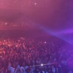 Kevsho Instagram - probablemente no debe existir sensación más linda que la de ser consciente que estás cumpliendo un sueño y eso me pasó el sábado. ahí estaba yo (y un elenco hermoso) actuando, cantando y bailando en el teatro gran rex 🥹. ojalá pudiera poner en palabras lo que estoy sintiendo, pero simplemente a veces no se puede. si me siguen hace mucho sabrán lo importante que es para mí lo que estoy viviendo y voy a repetir lo que les digo siempre porque yo pensaba que era mentira pero no lo es. SUEÑEN. así en mayúscula, en grande. sueñen y trabajen por sus sueños. si yo pude, siendo de mar del plata, sin tener contactos, sin nada. ustedes también 🥲. entrelazados live! que show increíble, que experiencia inolvidable. gracias @battistamina y @arieldelmastro por dirigirnos y guiarnos como lo hicieron, que lindo aprender de ustedes. gracias @nanipochu y @ninairaolagoitia por lograr esas coreografías y puestas tremendas. gracias @ozonoproducciones por ser tan profesionales y armar semejante show en tan poco tiempo. gracias al elenco y bailarines que compartimos tantas horas estas últimas semanas por estar siempre ya sea para ayudar, motivar, enseñar, reír, abrazar, todo. gracias a toda la familia Disney, realmente amo ser parte y soy feliz aprendiendo de la mano de ustedes. y por último, gracias a todos los fans de la serie y a los que me conocen de antes también, por ser tan incondicionales y bancarme en todas, jamás voy a poder agradecer tanto amor. se nos viene la segunda temporada, prepárense que el final de esta historia todavía no está escrito ⏳ Teatro Gran Rex