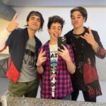 Kevsho Instagram - probablemente no debe existir sensación más linda que la de ser consciente que estás cumpliendo un sueño y eso me pasó el sábado. ahí estaba yo (y un elenco hermoso) actuando, cantando y bailando en el teatro gran rex 🥹. ojalá pudiera poner en palabras lo que estoy sintiendo, pero simplemente a veces no se puede. si me siguen hace mucho sabrán lo importante que es para mí lo que estoy viviendo y voy a repetir lo que les digo siempre porque yo pensaba que era mentira pero no lo es. SUEÑEN. así en mayúscula, en grande. sueñen y trabajen por sus sueños. si yo pude, siendo de mar del plata, sin tener contactos, sin nada. ustedes también 🥲. entrelazados live! que show increíble, que experiencia inolvidable. gracias @battistamina y @arieldelmastro por dirigirnos y guiarnos como lo hicieron, que lindo aprender de ustedes. gracias @nanipochu y @ninairaolagoitia por lograr esas coreografías y puestas tremendas. gracias @ozonoproducciones por ser tan profesionales y armar semejante show en tan poco tiempo. gracias al elenco y bailarines que compartimos tantas horas estas últimas semanas por estar siempre ya sea para ayudar, motivar, enseñar, reír, abrazar, todo. gracias a toda la familia Disney, realmente amo ser parte y soy feliz aprendiendo de la mano de ustedes. y por último, gracias a todos los fans de la serie y a los que me conocen de antes también, por ser tan incondicionales y bancarme en todas, jamás voy a poder agradecer tanto amor. se nos viene la segunda temporada, prepárense que el final de esta historia todavía no está escrito ⏳ Teatro Gran Rex