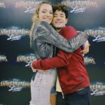 Kevsho Instagram - probablemente no debe existir sensación más linda que la de ser consciente que estás cumpliendo un sueño y eso me pasó el sábado. ahí estaba yo (y un elenco hermoso) actuando, cantando y bailando en el teatro gran rex 🥹. ojalá pudiera poner en palabras lo que estoy sintiendo, pero simplemente a veces no se puede. si me siguen hace mucho sabrán lo importante que es para mí lo que estoy viviendo y voy a repetir lo que les digo siempre porque yo pensaba que era mentira pero no lo es. SUEÑEN. así en mayúscula, en grande. sueñen y trabajen por sus sueños. si yo pude, siendo de mar del plata, sin tener contactos, sin nada. ustedes también 🥲. entrelazados live! que show increíble, que experiencia inolvidable. gracias @battistamina y @arieldelmastro por dirigirnos y guiarnos como lo hicieron, que lindo aprender de ustedes. gracias @nanipochu y @ninairaolagoitia por lograr esas coreografías y puestas tremendas. gracias @ozonoproducciones por ser tan profesionales y armar semejante show en tan poco tiempo. gracias al elenco y bailarines que compartimos tantas horas estas últimas semanas por estar siempre ya sea para ayudar, motivar, enseñar, reír, abrazar, todo. gracias a toda la familia Disney, realmente amo ser parte y soy feliz aprendiendo de la mano de ustedes. y por último, gracias a todos los fans de la serie y a los que me conocen de antes también, por ser tan incondicionales y bancarme en todas, jamás voy a poder agradecer tanto amor. se nos viene la segunda temporada, prepárense que el final de esta historia todavía no está escrito ⏳ Teatro Gran Rex