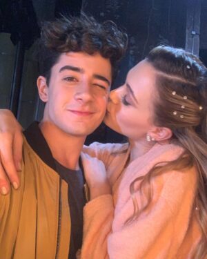 Kevsho Instagram - feliz cumpleaños a ella 💘 la mejor compañera que me pudo haber tocado, la mejor Allegra para Félix, la más graciosa, la más generosa y buena. siempre ayudándome, potenciándome, haciendo que vea cosas en mí que a veces ni yo puedo ver, alentándome para que confíe en lo que tengo para dar. soy un afortunado de haberte cruzado y jamás voy a dejar de agradecerte por todo. te amo @domenechcaro