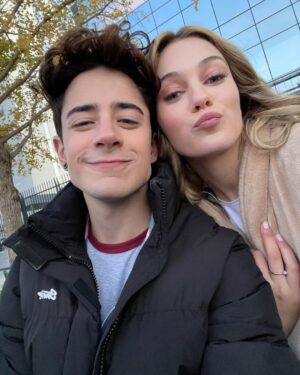 Kevsho Instagram - feliz cumpleaños a ella 💘 la mejor compañera que me pudo haber tocado, la mejor Allegra para Félix, la más graciosa, la más generosa y buena. siempre ayudándome, potenciándome, haciendo que vea cosas en mí que a veces ni yo puedo ver, alentándome para que confíe en lo que tengo para dar. soy un afortunado de haberte cruzado y jamás voy a dejar de agradecerte por todo. te amo @domenechcaro