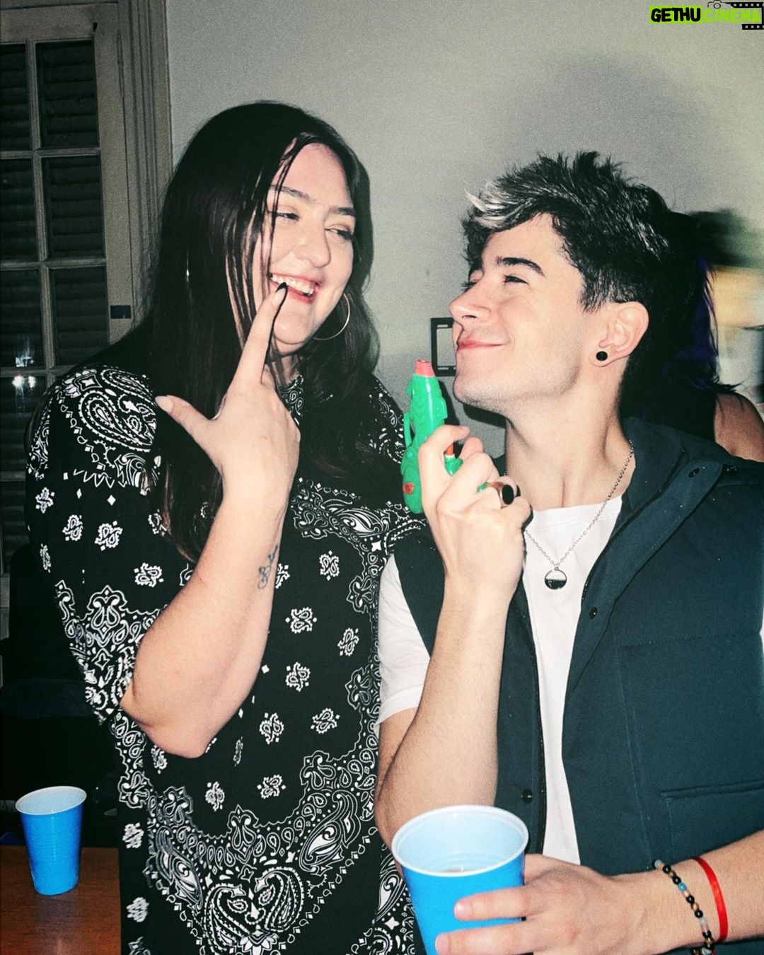 Kevsho Instagram - bueno soy el peor y no me saqué ninguna foto donde esté yo solo en mi cumpleaños ajajsj así que acá van varias de la fiesta con gente que quiero mucho 💘 gracias a todos x los mensajes y el cariño, un cumpleaños más que pasamos juntossss los quiero mucho 🥺♥️ felices 20 para mí 🤪🤌