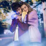 Kevsho Instagram - probablemente no debe existir sensación más linda que la de ser consciente que estás cumpliendo un sueño y eso me pasó el sábado. ahí estaba yo (y un elenco hermoso) actuando, cantando y bailando en el teatro gran rex 🥹. ojalá pudiera poner en palabras lo que estoy sintiendo, pero simplemente a veces no se puede. si me siguen hace mucho sabrán lo importante que es para mí lo que estoy viviendo y voy a repetir lo que les digo siempre porque yo pensaba que era mentira pero no lo es. SUEÑEN. así en mayúscula, en grande. sueñen y trabajen por sus sueños. si yo pude, siendo de mar del plata, sin tener contactos, sin nada. ustedes también 🥲. entrelazados live! que show increíble, que experiencia inolvidable. gracias @battistamina y @arieldelmastro por dirigirnos y guiarnos como lo hicieron, que lindo aprender de ustedes. gracias @nanipochu y @ninairaolagoitia por lograr esas coreografías y puestas tremendas. gracias @ozonoproducciones por ser tan profesionales y armar semejante show en tan poco tiempo. gracias al elenco y bailarines que compartimos tantas horas estas últimas semanas por estar siempre ya sea para ayudar, motivar, enseñar, reír, abrazar, todo. gracias a toda la familia Disney, realmente amo ser parte y soy feliz aprendiendo de la mano de ustedes. y por último, gracias a todos los fans de la serie y a los que me conocen de antes también, por ser tan incondicionales y bancarme en todas, jamás voy a poder agradecer tanto amor. se nos viene la segunda temporada, prepárense que el final de esta historia todavía no está escrito ⏳ Teatro Gran Rex