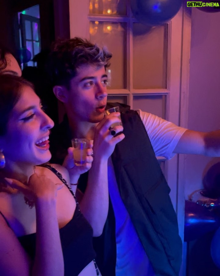 Kevsho Instagram - bueno soy el peor y no me saqué ninguna foto donde esté yo solo en mi cumpleaños ajajsj así que acá van varias de la fiesta con gente que quiero mucho 💘 gracias a todos x los mensajes y el cariño, un cumpleaños más que pasamos juntossss los quiero mucho 🥺♥️ felices 20 para mí 🤪🤌