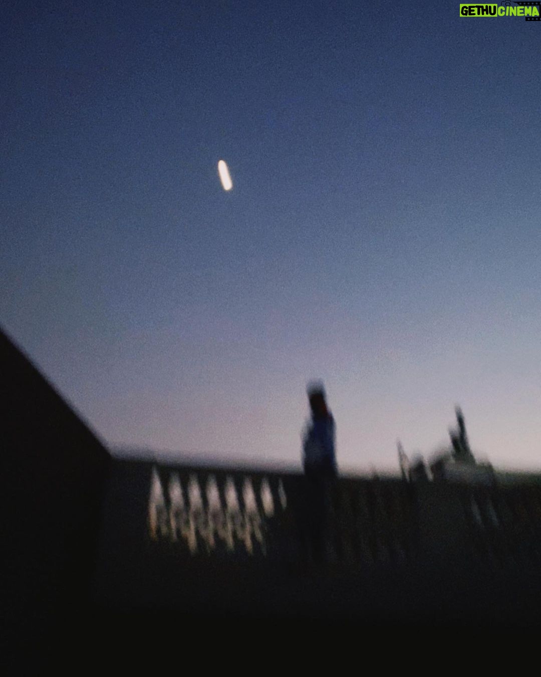 Kevsho Instagram - la luna y yo en un balconcito de barcelona 🌕🤍
