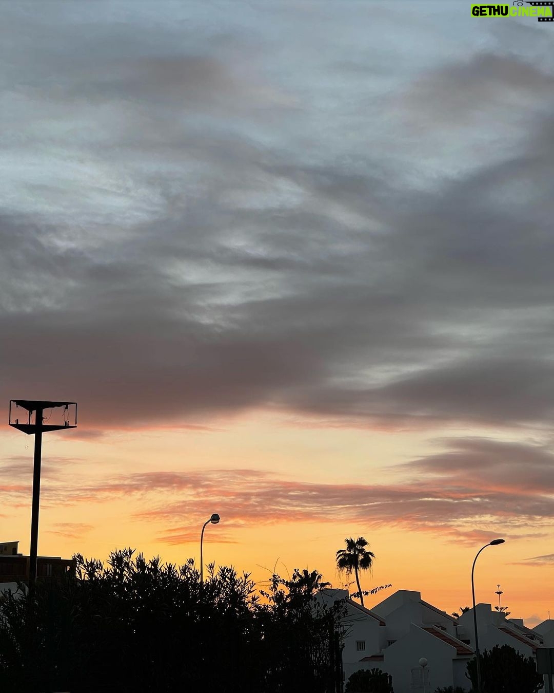 Kevsho Instagram - nos juntamos a ver el atardecer? enviar. estos son algunos cielos que me encontré en españa 🥲