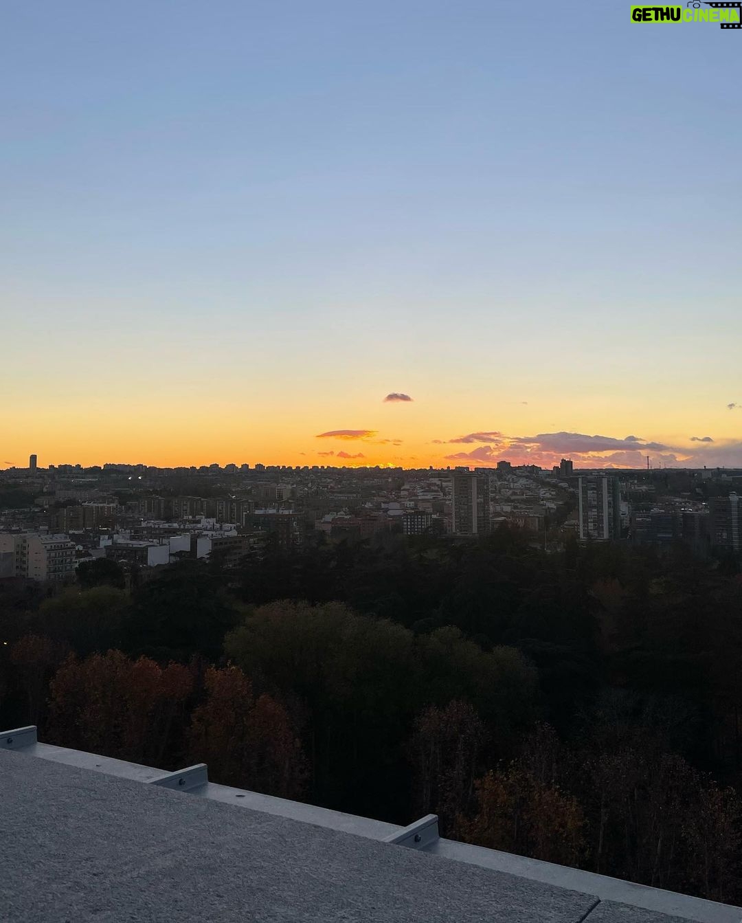 Kevsho Instagram - nos juntamos a ver el atardecer? enviar. estos son algunos cielos que me encontré en españa 🥲