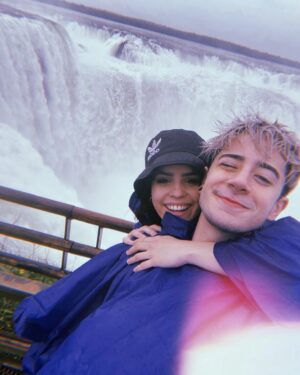 Kevsho Instagram - conocí las cataratas del iguazú y sigo procesando lo que viiii lpm tenemos un país hermoso 🥲♥️ fue un viaje sorpresa para despedir a sofi que se ganó una beca para estudiar comedia musical en NUEVA YORK 🥺 @sofimorandi te voy a extrañar pero que lindo tener amigos tan talentosos como vos, estoy muy orgulloso 🤍 viaje inolvidable gracias a @jetsmart_argentina @visit_iguazu @almapura_iguazu @geniusacademiadelexito @may_ariadna ✈️