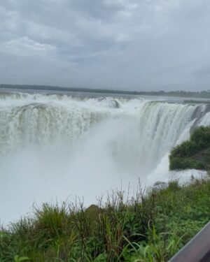 Kevsho Instagram - conocí las cataratas del iguazú y sigo procesando lo que viiii lpm tenemos un país hermoso 🥲♥️ fue un viaje sorpresa para despedir a sofi que se ganó una beca para estudiar comedia musical en NUEVA YORK 🥺 @sofimorandi te voy a extrañar pero que lindo tener amigos tan talentosos como vos, estoy muy orgulloso 🤍 viaje inolvidable gracias a @jetsmart_argentina @visit_iguazu @almapura_iguazu @geniusacademiadelexito @may_ariadna ✈️