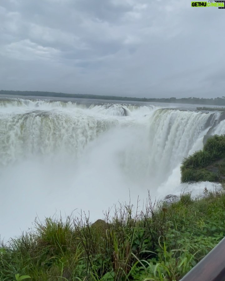 Kevsho - 156.4K Likes - conocí las cataratas del iguazú y sigo procesando lo que viiii lpm tenemos un país hermoso 🥲♥️ fue un viaje sorpresa para despedir a sofi que se ganó una beca para estudiar comedia musical en NUEVA YORK 🥺 @sofimorandi te voy a extrañar pero que lindo tener amigos tan talentosos como vos, estoy muy orgulloso 🤍 viaje inolvidable gracias a @jetsmart_argentina @visit_iguazu @almapura_iguazu @geniusacademiadelexito @may_ariadna ✈️