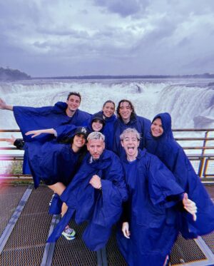 Kevsho Instagram - conocí las cataratas del iguazú y sigo procesando lo que viiii lpm tenemos un país hermoso 🥲♥️ fue un viaje sorpresa para despedir a sofi que se ganó una beca para estudiar comedia musical en NUEVA YORK 🥺 @sofimorandi te voy a extrañar pero que lindo tener amigos tan talentosos como vos, estoy muy orgulloso 🤍 viaje inolvidable gracias a @jetsmart_argentina @visit_iguazu @almapura_iguazu @geniusacademiadelexito @may_ariadna ✈️