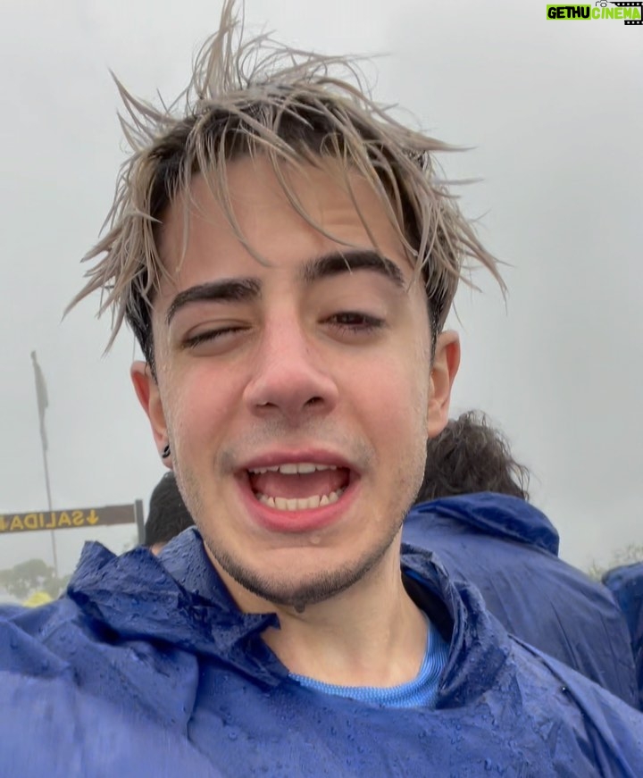 Kevsho - 156.4K Likes - conocí las cataratas del iguazú y sigo procesando lo que viiii lpm tenemos un país hermoso 🥲♥️ fue un viaje sorpresa para despedir a sofi que se ganó una beca para estudiar comedia musical en NUEVA YORK 🥺 @sofimorandi te voy a extrañar pero que lindo tener amigos tan talentosos como vos, estoy muy orgulloso 🤍 viaje inolvidable gracias a @jetsmart_argentina @visit_iguazu @almapura_iguazu @geniusacademiadelexito @may_ariadna ✈️