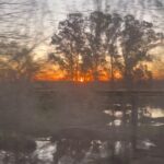 Kevsho Instagram - un librito en el tren con el atardecer y no necesito nada más