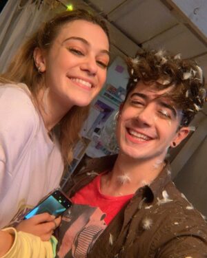 Kevsho Instagram - un pokito del back de entrelazados ⏳
1. después d grabar una escena del cap 2 y último día de rodaje del 2020
2. habitación de félix 
3. mis compas 💘
4. detalle de los rulos de félix 
5. ropa de félix 
6. último día d rodaje en casa sharp con el dire @nicksilbert 
7. sofia y félix en eleven o’clock 
8. serotonina en cd room 
9. romy maquillando a carito
10. hoy en mi depto viendo la serie
vayan a disney+ a verla porque está épica y no lo digo porque actúo yo ahre