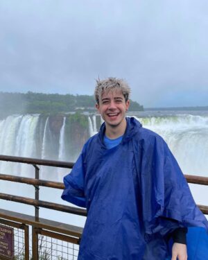 Kevsho Instagram - conocí las cataratas del iguazú y sigo procesando lo que viiii lpm tenemos un país hermoso 🥲♥️ fue un viaje sorpresa para despedir a sofi que se ganó una beca para estudiar comedia musical en NUEVA YORK 🥺 @sofimorandi te voy a extrañar pero que lindo tener amigos tan talentosos como vos, estoy muy orgulloso 🤍 viaje inolvidable gracias a @jetsmart_argentina @visit_iguazu @almapura_iguazu @geniusacademiadelexito @may_ariadna ✈️