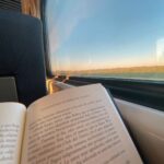 Kevsho Instagram - un librito en el tren con el atardecer y no necesito nada más