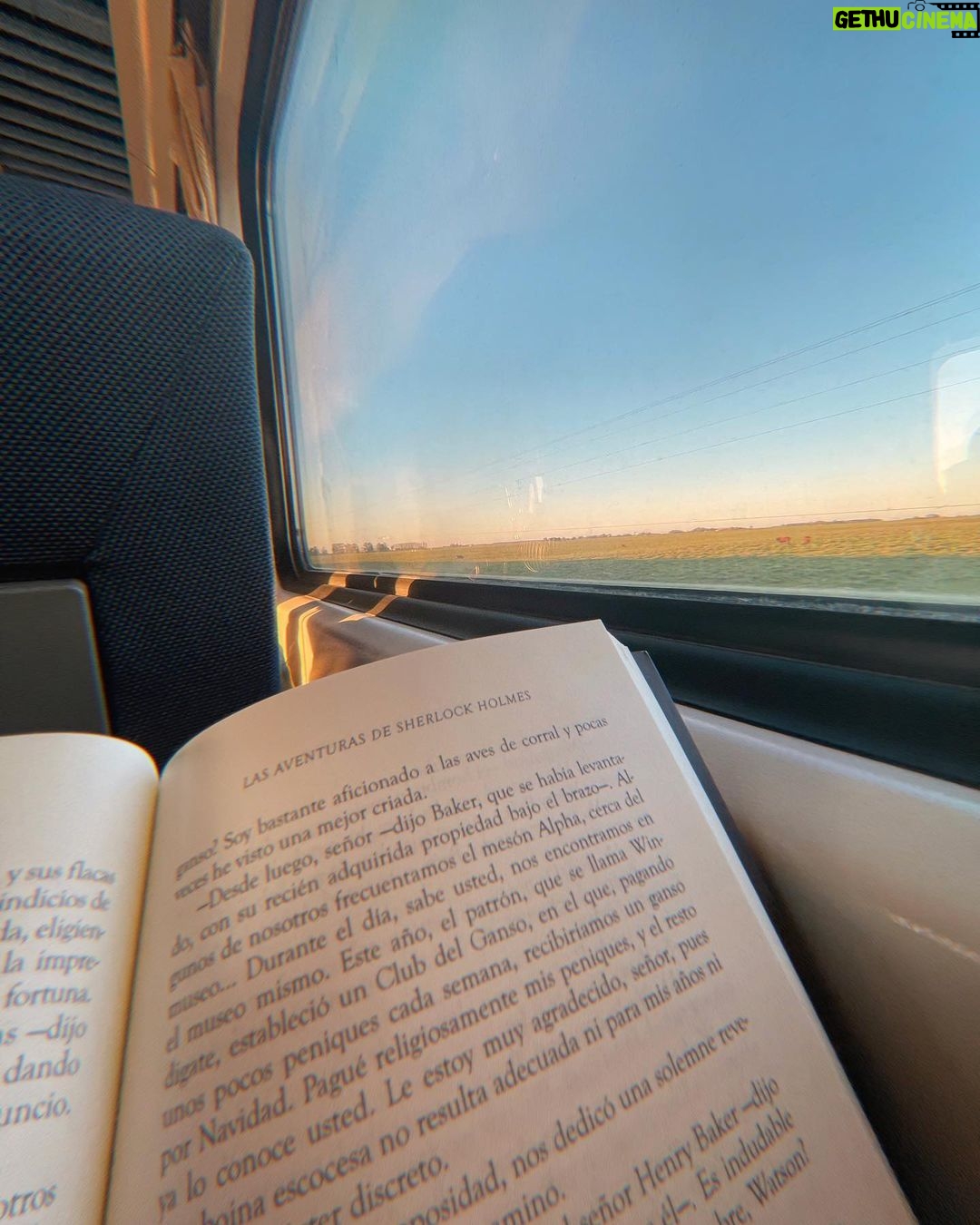 Kevsho Instagram - un librito en el tren con el atardecer y no necesito nada más