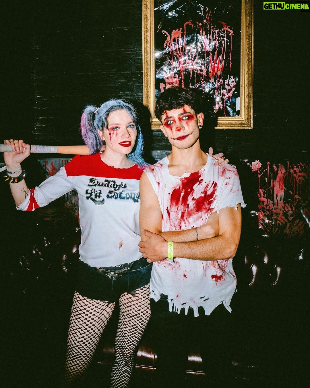 Kevsho Instagram - un poquito más de halloween 🎃 la última foto la puse porque angie casi se cae mientras la sacábamos y me parece hermoso que haya quedado retratado ese momento tkm anshelina
