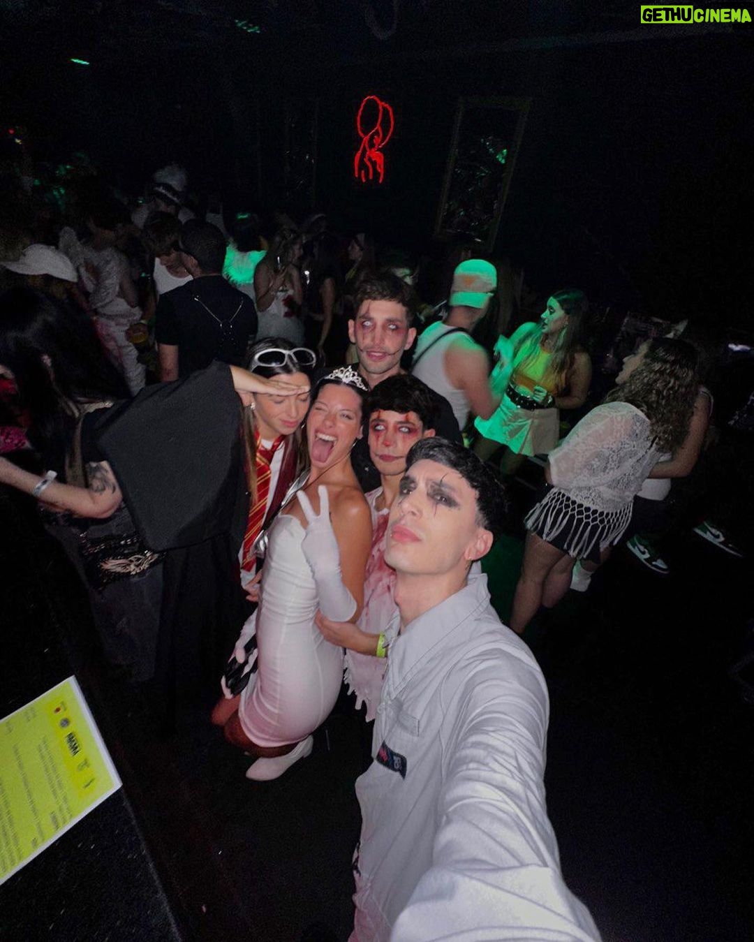 Kevsho Instagram - un poquito más de halloween 🎃 la última foto la puse porque angie casi se cae mientras la sacábamos y me parece hermoso que haya quedado retratado ese momento tkm anshelina