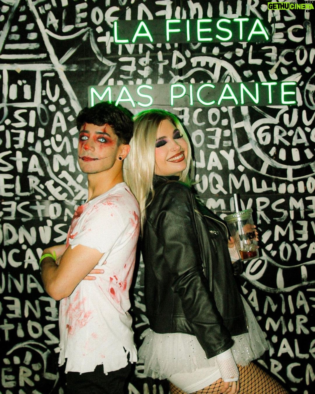 Kevsho Instagram - un poquito más de halloween 🎃 la última foto la puse porque angie casi se cae mientras la sacábamos y me parece hermoso que haya quedado retratado ese momento tkm anshelina