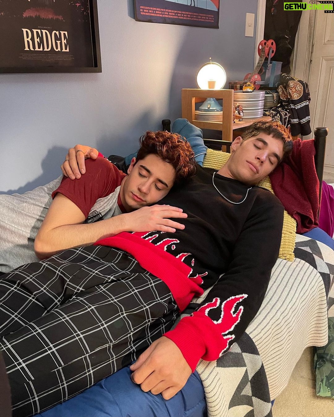 Kevsho Instagram - aaaaaa gracias x el recibimiento que le están dando a la temporada 2 de entrelazados, les gustó?! 🥹💜 me fascina leer sus teorías sobre la historia, sus opiniones, sus momentos favs, etc etc etc así que los leo en los comentarios 👀 si todavía no la vieron vayan yaaaa a @disneyplusla que está disponible en todo el mundo 🫶🏼