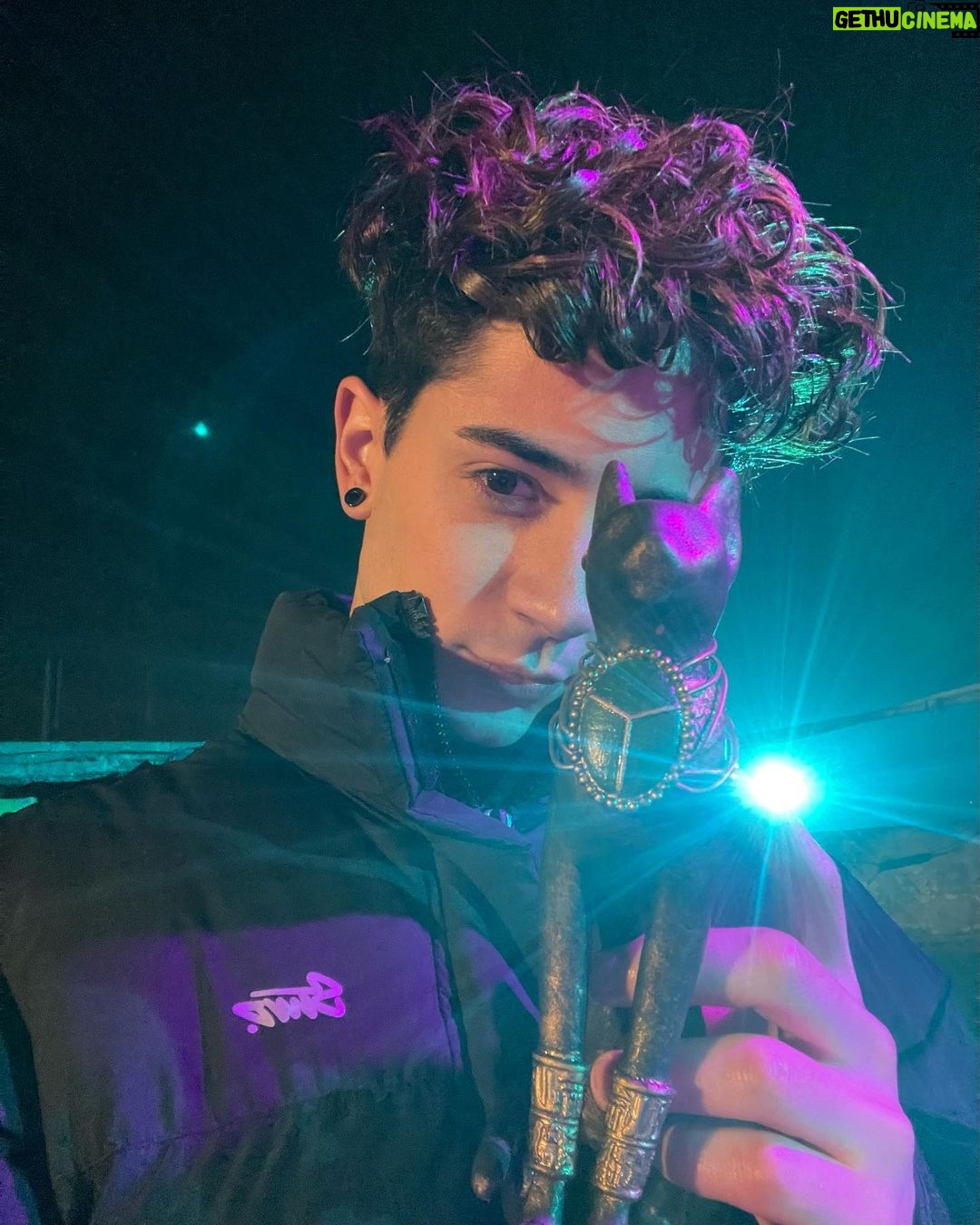 Kevsho Instagram - aaaaaa gracias x el recibimiento que le están dando a la temporada 2 de entrelazados, les gustó?! 🥹💜 me fascina leer sus teorías sobre la historia, sus opiniones, sus momentos favs, etc etc etc así que los leo en los comentarios 👀 si todavía no la vieron vayan yaaaa a @disneyplusla que está disponible en todo el mundo 🫶🏼