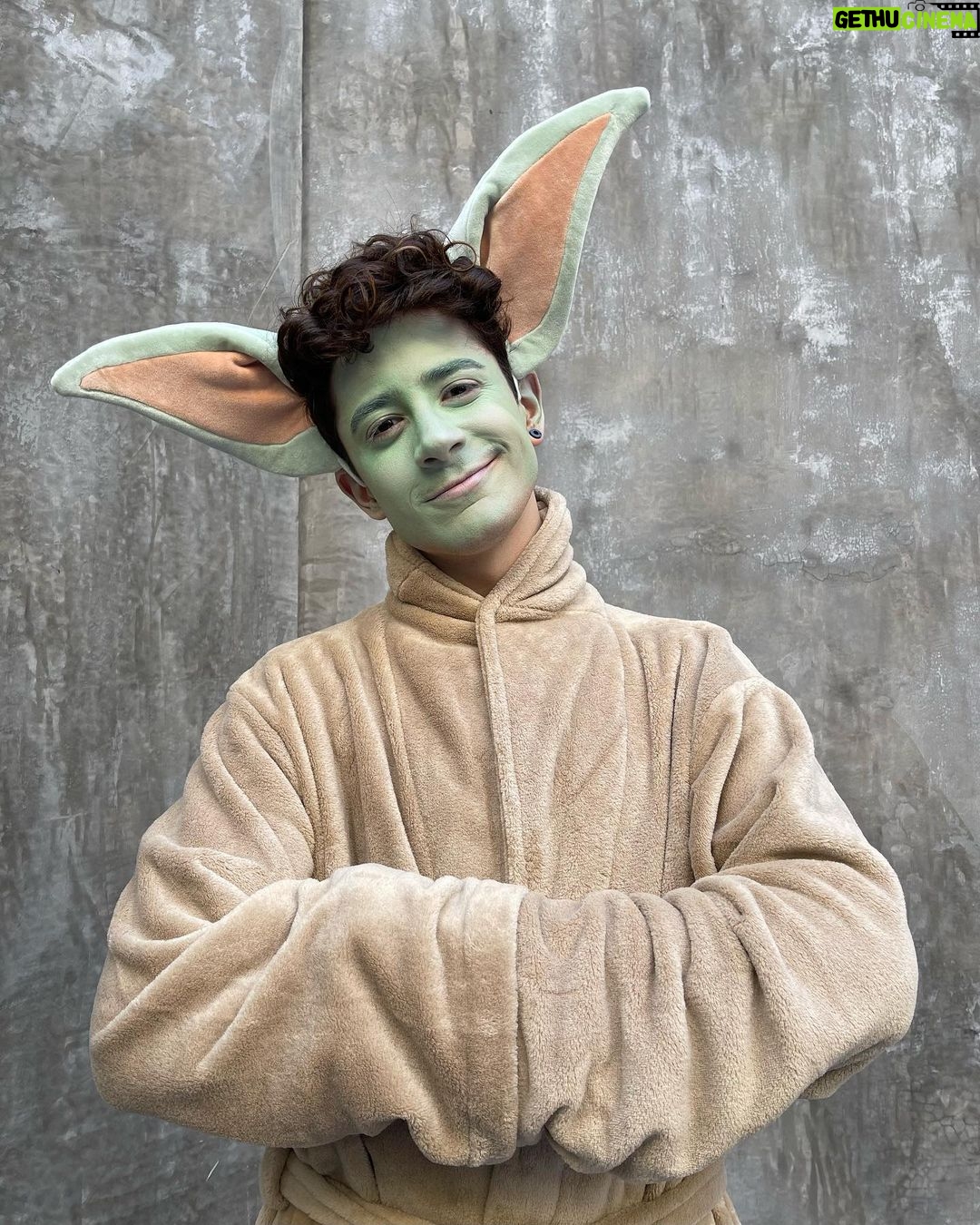Kevsho Instagram - aaaaaa gracias x el recibimiento que le están dando a la temporada 2 de entrelazados, les gustó?! 🥹💜 me fascina leer sus teorías sobre la historia, sus opiniones, sus momentos favs, etc etc etc así que los leo en los comentarios 👀 si todavía no la vieron vayan yaaaa a @disneyplusla que está disponible en todo el mundo 🫶🏼
