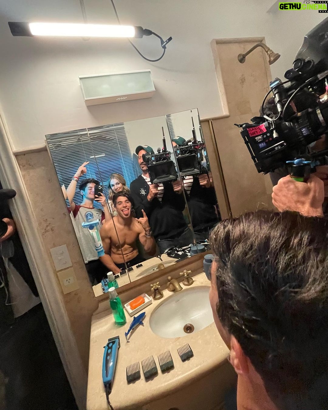 Kevsho Instagram - aaaaaa gracias x el recibimiento que le están dando a la temporada 2 de entrelazados, les gustó?! 🥹💜 me fascina leer sus teorías sobre la historia, sus opiniones, sus momentos favs, etc etc etc así que los leo en los comentarios 👀 si todavía no la vieron vayan yaaaa a @disneyplusla que está disponible en todo el mundo 🫶🏼