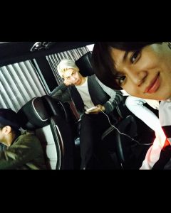 Key Instagram - 형 오랜만이야 오늘 뼈가 아리게 추운데 이상하게 오늘은 형 보러 혼자 다녀오고 싶더라. 태민이는 어제 공연도 너무 훌륭하게 끝냈고 우리 다 알아서 잘 지내고 있어 ! 나이가 들다 보니 한번씩 그런 생각이 들더라 우리가 어릴 때도 지금의 우리처럼 서로를 더 아껴주고 존중 해줬으면 지나버린 시간들이 덜 후회스럽게 느껴지지 않을까 ,물론 이런 생각들마저 형이 우리에게 남긴 큰 선물들 중 하나지만! 형의 나이를 지나버린 우리들은 조금 더 마음이 단단하고 스스로의 감정에 솔직한 아이들이 되었어 고마워 매년 새로운 해가 찾아올때 마다 형 생각이 참 많이나 거기서도 잘 지내길 바라 늘 사랑하고 보고싶어 . 기범이가 ps. 가뜩이나 쓸사진도 없는데 엽사 정도로 화내지 말길
