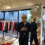 Key Instagram - 여우들 신나게 보고 왔다🦊🩵 #메종키츠네 #maisonkitsune @maisonkitsune @가로수길 #광고