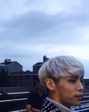 Key Instagram - 형 오랜만이야 
오늘 뼈가 아리게 추운데 이상하게 오늘은 형 보러 혼자 다녀오고 싶더라. 
태민이는 어제 공연도 너무 훌륭하게 끝냈고 우리 다 알아서 잘 지내고 있어 ! 나이가 들다 보니 한번씩 그런 생각이 들더라 우리가 어릴 때도 지금의 우리처럼 서로를 더 아껴주고 존중 해줬으면 지나버린 시간들이 덜 후회스럽게 느껴지지 않을까 ,물론 이런 생각들마저 형이 우리에게 남긴 큰 선물들 중 하나지만! 
형의 나이를 지나버린 우리들은 조금 더 마음이 단단하고 스스로의 감정에 솔직한 아이들이 되었어 고마워 
매년 새로운 해가 찾아올때 마다 형 생각이 참 많이나 거기서도 잘 지내길 바라 
늘 사랑하고 보고싶어 .
기범이가 
ps. 가뜩이나 쓸사진도 없는데 엽사 정도로 화내지 말길