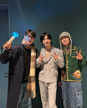 Key Instagram - 형 오랜만이야 
오늘 뼈가 아리게 추운데 이상하게 오늘은 형 보러 혼자 다녀오고 싶더라. 
태민이는 어제 공연도 너무 훌륭하게 끝냈고 우리 다 알아서 잘 지내고 있어 ! 나이가 들다 보니 한번씩 그런 생각이 들더라 우리가 어릴 때도 지금의 우리처럼 서로를 더 아껴주고 존중 해줬으면 지나버린 시간들이 덜 후회스럽게 느껴지지 않을까 ,물론 이런 생각들마저 형이 우리에게 남긴 큰 선물들 중 하나지만! 
형의 나이를 지나버린 우리들은 조금 더 마음이 단단하고 스스로의 감정에 솔직한 아이들이 되었어 고마워 
매년 새로운 해가 찾아올때 마다 형 생각이 참 많이나 거기서도 잘 지내길 바라 
늘 사랑하고 보고싶어 .
기범이가 
ps. 가뜩이나 쓸사진도 없는데 엽사 정도로 화내지 말길