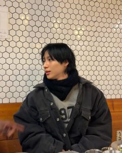 Key Instagram - 형 오랜만이야 오늘 뼈가 아리게 추운데 이상하게 오늘은 형 보러 혼자 다녀오고 싶더라. 태민이는 어제 공연도 너무 훌륭하게 끝냈고 우리 다 알아서 잘 지내고 있어 ! 나이가 들다 보니 한번씩 그런 생각이 들더라 우리가 어릴 때도 지금의 우리처럼 서로를 더 아껴주고 존중 해줬으면 지나버린 시간들이 덜 후회스럽게 느껴지지 않을까 ,물론 이런 생각들마저 형이 우리에게 남긴 큰 선물들 중 하나지만! 형의 나이를 지나버린 우리들은 조금 더 마음이 단단하고 스스로의 감정에 솔직한 아이들이 되었어 고마워 매년 새로운 해가 찾아올때 마다 형 생각이 참 많이나 거기서도 잘 지내길 바라 늘 사랑하고 보고싶어 . 기범이가 ps. 가뜩이나 쓸사진도 없는데 엽사 정도로 화내지 말길