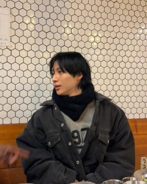 Key Instagram - 형 오랜만이야 
오늘 뼈가 아리게 추운데 이상하게 오늘은 형 보러 혼자 다녀오고 싶더라. 
태민이는 어제 공연도 너무 훌륭하게 끝냈고 우리 다 알아서 잘 지내고 있어 ! 나이가 들다 보니 한번씩 그런 생각이 들더라 우리가 어릴 때도 지금의 우리처럼 서로를 더 아껴주고 존중 해줬으면 지나버린 시간들이 덜 후회스럽게 느껴지지 않을까 ,물론 이런 생각들마저 형이 우리에게 남긴 큰 선물들 중 하나지만! 
형의 나이를 지나버린 우리들은 조금 더 마음이 단단하고 스스로의 감정에 솔직한 아이들이 되었어 고마워 
매년 새로운 해가 찾아올때 마다 형 생각이 참 많이나 거기서도 잘 지내길 바라 
늘 사랑하고 보고싶어 .
기범이가 
ps. 가뜩이나 쓸사진도 없는데 엽사 정도로 화내지 말길