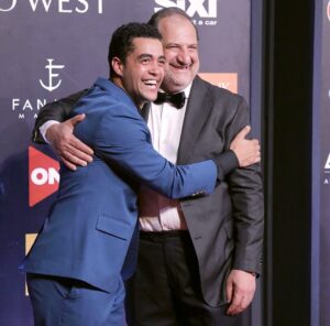 Khaled Anwar Instagram - A perfect pleasuring moment on the red carpet... El Gouna Film Festival 🌟
@elgounafilmfestivalofficial 
#gff20 
______________

Styled by @sarabahaa1 
Suit from @marsom.official