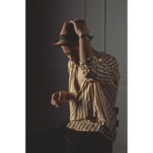 Khaled Anwar Instagram - Look at the bright side of your life and get ready ... Good is coming

Ph @ussifalalah 
Styling @kareemabdeen99 
Edit @ahmed_osha_retoucher 
@sadam_shams 
@lates9980 
@khalifalmasry