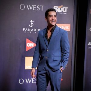Khaled Anwar Instagram - A perfect pleasuring moment on the red carpet... El Gouna Film Festival 🌟
@elgounafilmfestivalofficial 
#gff20 
______________

Styled by @sarabahaa1 
Suit from @marsom.official