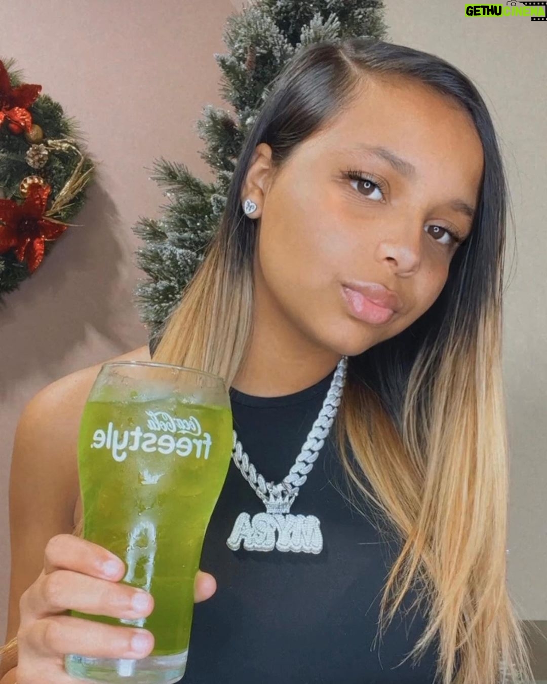 Khamyra Sykes Instagram - Happy Holidays🎄 @melloyello #onlywithcocacolafreestyle @cocacolafreestyle_us #ad