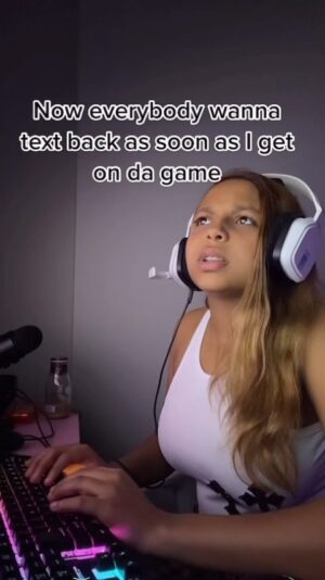 Khamyra Sykes Instagram - This how it be fr😂🎮