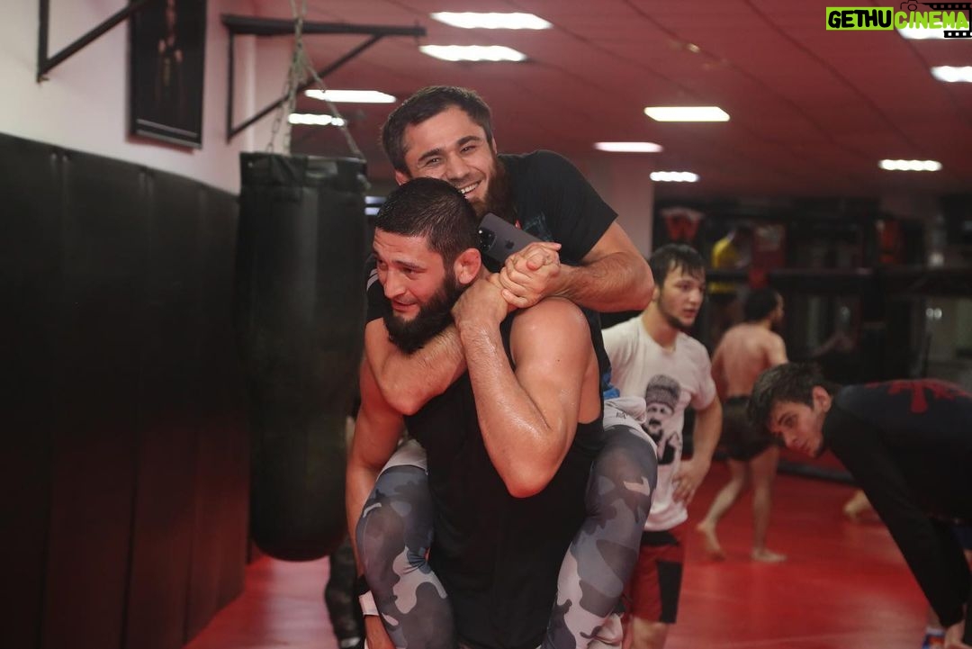 Khamzat Chimaev Instagram - В ГОСТЯХ ХОРОШО, НО ДОМА ВСЕГДА ЛУЧШЕ! @akhmat_mma 🥇 Grozny