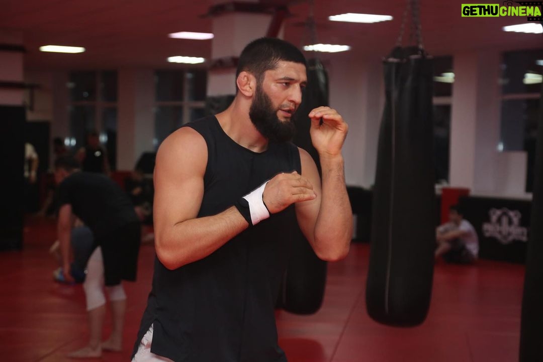 Khamzat Chimaev Instagram - В ГОСТЯХ ХОРОШО, НО ДОМА ВСЕГДА ЛУЧШЕ! @akhmat_mma 🥇 Grozny