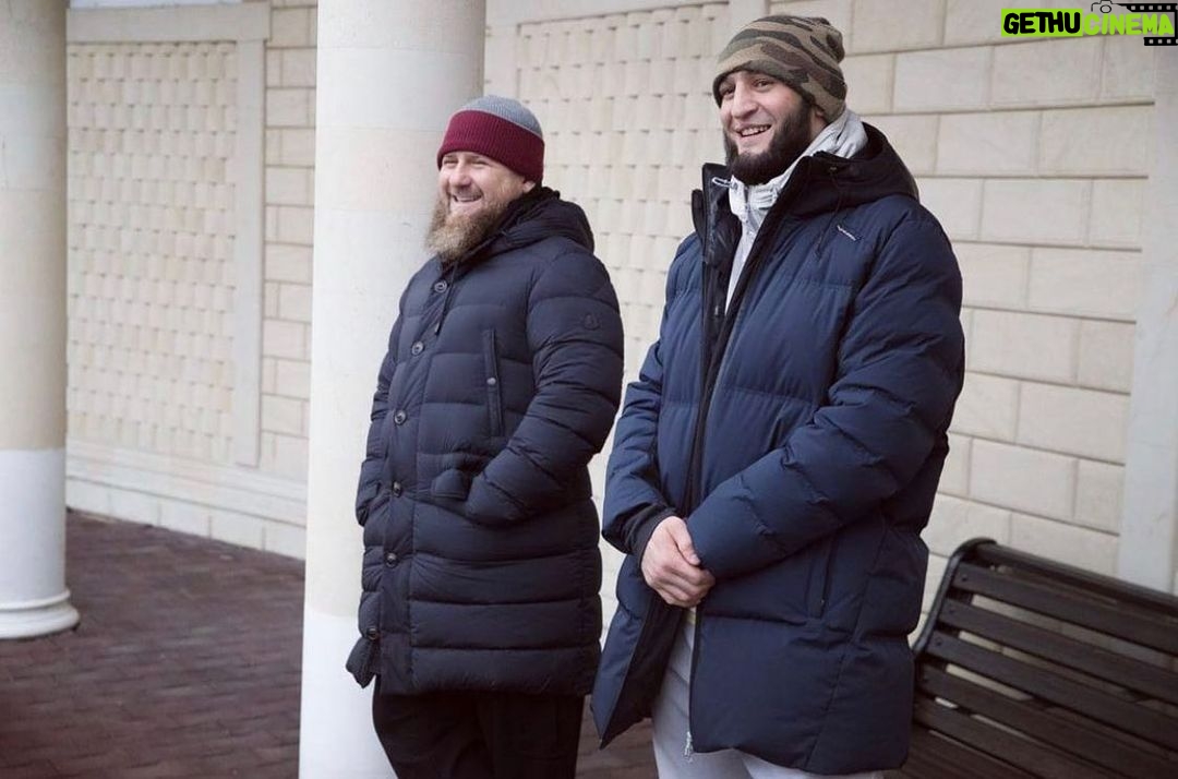Khamzat Chimaev Instagram - @ya_pomoshnik_kra_95 ДАЛ ДЕКЪАЛ ВОЙЛ ХЬО ВИНЧУ ДЕНЦА ВАША 🤲🏼☝🏼🤝