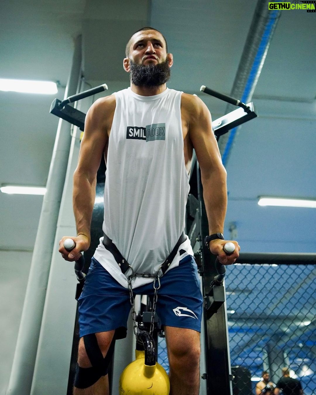 Khamzat Chimaev Instagram - The right outfits are extremely important! 🫵 And the best sports, fighting and everyday clothes in the world are made by @smilodox in germany! Currently you can save unbelievable 40% on EVERYTHING in the Summer Sale with the Code KHAMZAT - be sure to check out smilodox.com! 🥊