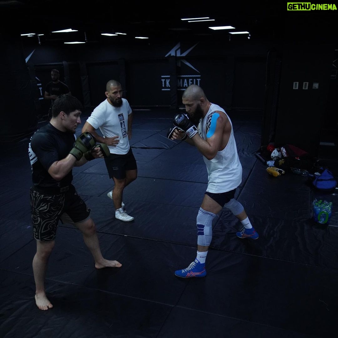 Khamzat Chimaev Instagram - Monday work ππΌπ₯ Dubai, UAE